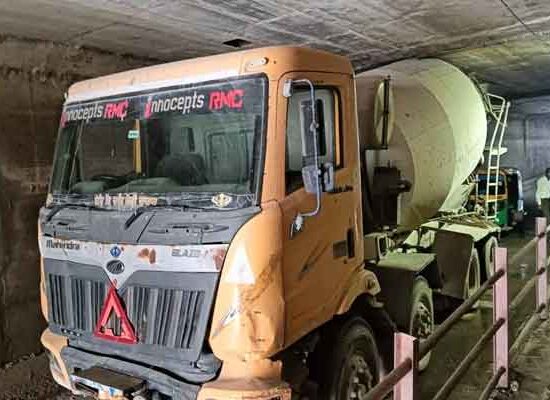 फरीदाबाद ओल्ड रेलवे अंडरपास में फंसा कंकरीट मिक्सचर ट्रक।