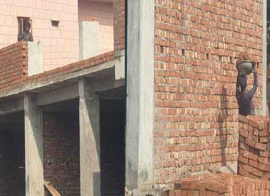फरीदाबाद जिले के सेक्टर-23 के प्राइमरी सरकारी स्कूल में निर्माण कार्य जारी