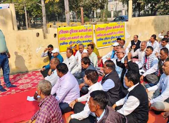 पर्यटन निगम  की संपत्ति  को निजी कंपनियों को देने  की संविदा  जारी होने पर पर्यटन निगम के कर्मचारियों में सरकार के प्रति भारी रोष पनप गया है।जिसको लेकर शुक्रवार