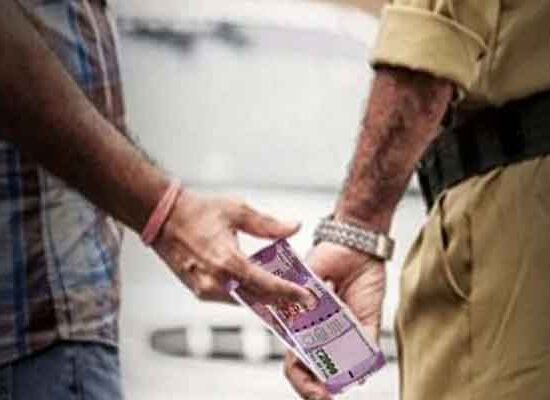 एंटी करप्शन ब्यूरो (एसीबी) की टीम ने गुरुवार देर रात सेक्टर 15 बाजार से 12 लाख रुपये रिश्वत लेने के आरोप मे एक सब-इंस्पेक्टर (पीएसआई) को रंगे हाथ धर दबोचा है