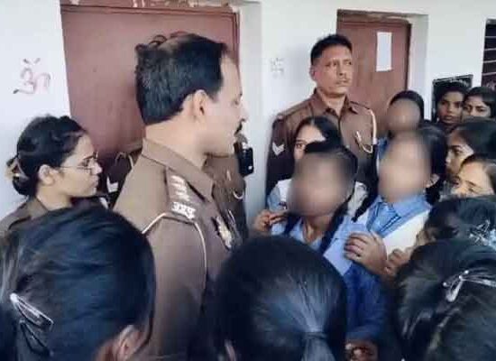 स्कूल टॉयलेट में स्पाई कैमरा मिलने पर छात्राओ ने पुलिस को दी सूचना