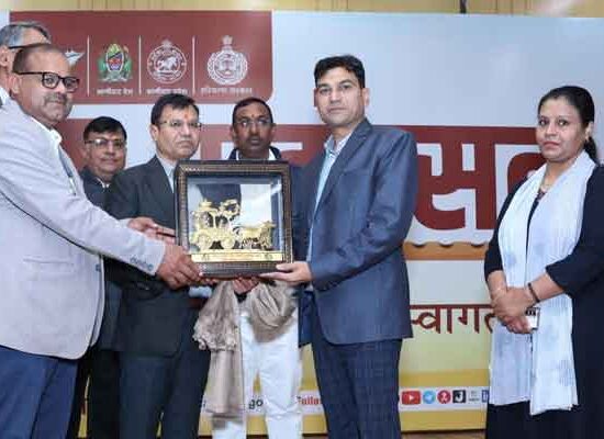 जिला स्तरीय गीता महोत्सव के तीसरे दिन की शुरुआत प्रातः कालीन सत्र में हवन के साथ हुई जिसके बाद जिला फरीदाबाद में गीता महोत्सव में श्रीमद्भागवत गीता श्लोक उच्चारण कार्यक्रम