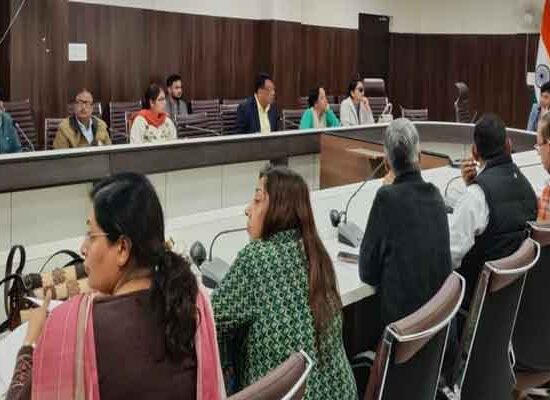 एडीसी साहिल गुप्ता ने बताया कि 08 दिसंबर को पोलियो दिवस के अवसर पर जिले में पोलियो अभियान चलाकर 5 साल तक के 3 लाख 27 हजार बच्चों को दवाई पिलाई जाएगी