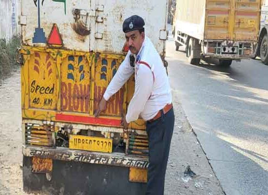 यातायात पुलिस फरीदाबाद द्वारा रिफ्लेक्टर टेप लगाई जा रही है ताकि धुंध के समय में दृश्यता बढ़ सके और वाहन दुर्घटना में कमी लाई जा सके