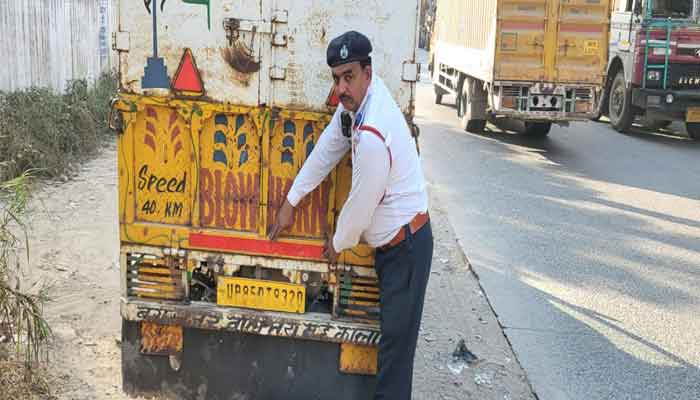 यातायात पुलिस फरीदाबाद द्वारा रिफ्लेक्टर टेप लगाई जा रही है ताकि धुंध के समय में दृश्यता बढ़ सके और वाहन दुर्घटना में कमी लाई जा सके