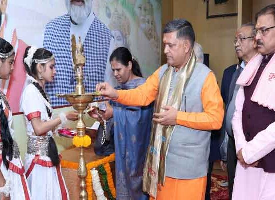 एनआईटी फरीदाबाद विधायक सतीश फागना ने कहा कि श्रीमद्भगवद गीता मनुष्य को बेहतर जीवन जीना सिखाती है।