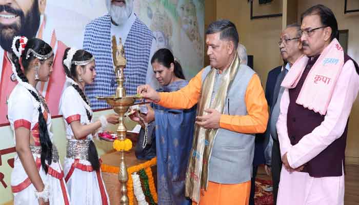 एनआईटी फरीदाबाद विधायक सतीश फागना ने कहा कि श्रीमद्भगवद गीता मनुष्य को बेहतर जीवन जीना सिखाती है।