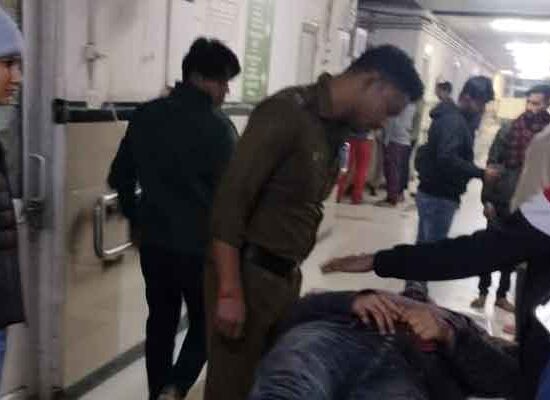 फरीदाबाद के एनएचपीसी चौक पर शनिवार रात साढ़े 12 बजे स्कूटी व गाड़ी से घायल हुए दो व्यक्तियों को दुर्गा शक्ति पुलिस ने First Aid देकर इलाज के लिए सिविल अस्पताल फरीदाबाद में भर्ती कराया