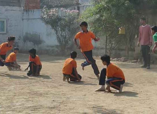 तिलपत स्थित जे. बी. पब्लिक स्कूल में वार्षिक खेल दिवस समारोह का आयोजन किया गया।