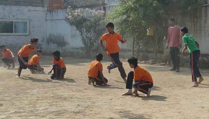 तिलपत स्थित जे. बी. पब्लिक स्कूल में वार्षिक खेल दिवस समारोह का आयोजन किया गया।