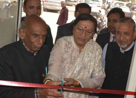 महावीर इंटरनेशनल सोशल फाउंडेशन (एम आई एस एफ) द्वारा सेक्टर-16 मार्केट में सागर सिनेमा के पास एक मेडिकल सेंटर का रिबन काटकर शुभारंभ किया गया।