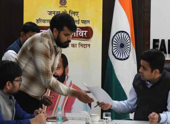 डीसी ने बताया कि समाधान शिविर के माध्यम से लोगों की प्रमुख समस्याओं का निपटारा किया जाएगा।