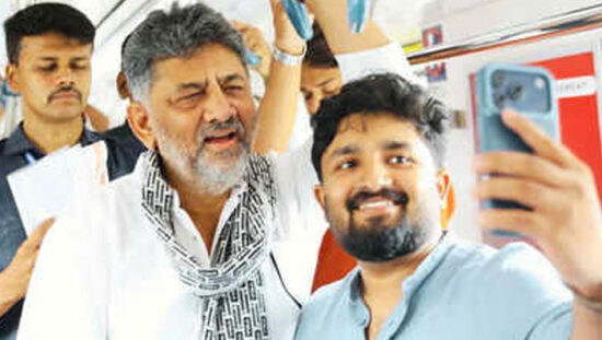मुख्यमंत्री बनने के बाद बेंगलुरु मेट्रो में आम जनता से मुलाकात करते डीके शिवकुमार।