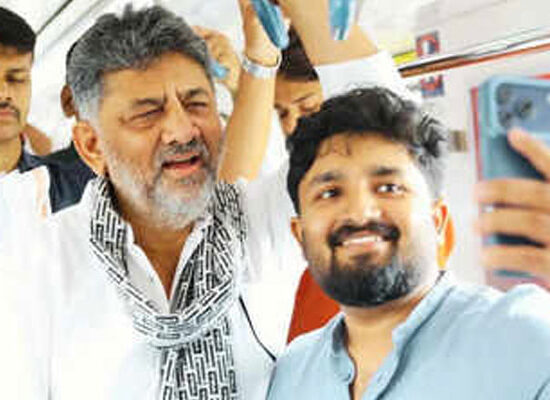 मुख्यमंत्री बनने के बाद बेंगलुरु मेट्रो में आम जनता से मुलाकात करते डीके शिवकुमार।