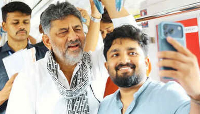 मुख्यमंत्री बनने के बाद बेंगलुरु मेट्रो में आम जनता से मुलाकात करते डीके शिवकुमार।