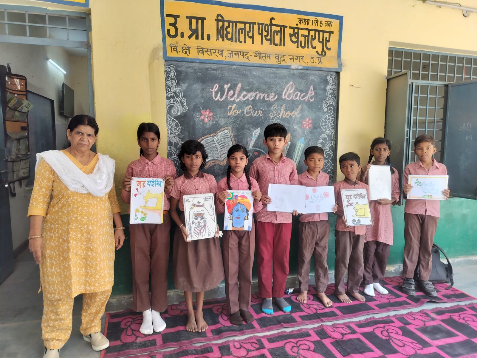 पहले दिन स्कूलों में आधी रही छात्रों की उपस्थिति