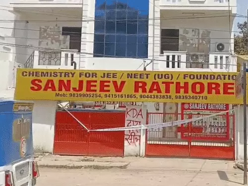 लखनऊ में फायर सेफ्टी जांच के दौरान कोचिंग सेंटर मानक पुरे नहीं करने वले भवन को सील करते अधिकारी।