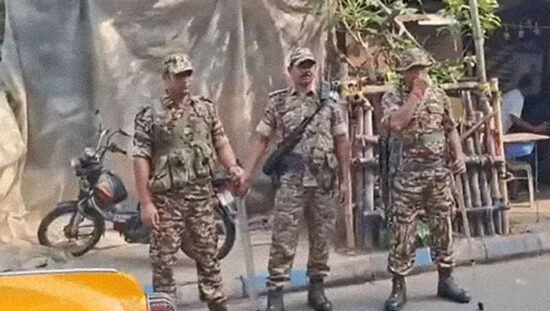 अभिषेक बनर्जी के कालीघाट स्थित घर के बाहर तैनात पुलिस और केंद्रीय बल के जवान