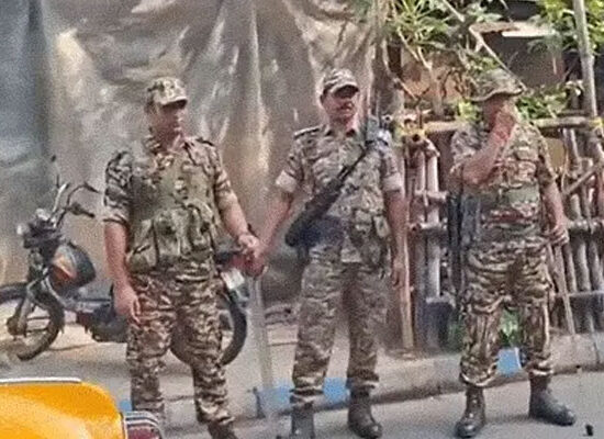 अभिषेक बनर्जी के कालीघाट स्थित घर के बाहर तैनात पुलिस और केंद्रीय बल के जवान