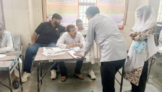बल्लभगढ़ जनकल्याण शिविर में सरकारी योजनाओं की जानकारी प्राप्त करते नागरिक और मौजूद अधिकारी।