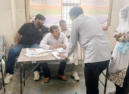 बल्लभगढ़ जनकल्याण शिविर में सरकारी योजनाओं की जानकारी प्राप्त करते नागरिक और मौजूद अधिकारी।