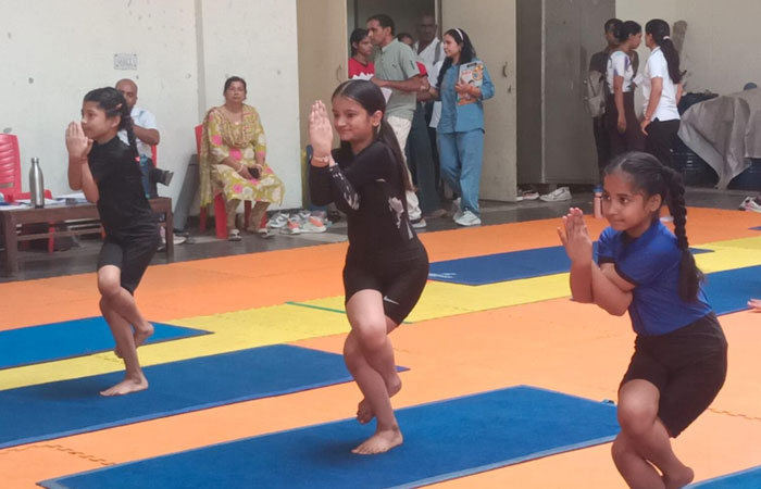 फरीदाबाद में योगासन प्रतियोगिता के दौरान विभिन्न योग मुद्राओं का प्रदर्शन करते प्रतिभागी
