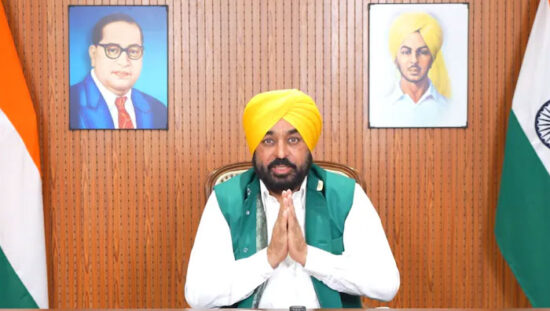 सीएम भगवंत मान और अरविंद केजरीवाल प्रेस कॉन्फ्रेंस के दौरान श्री अकाल तख्त साहिब में पेशी की जानकारी देते हुए