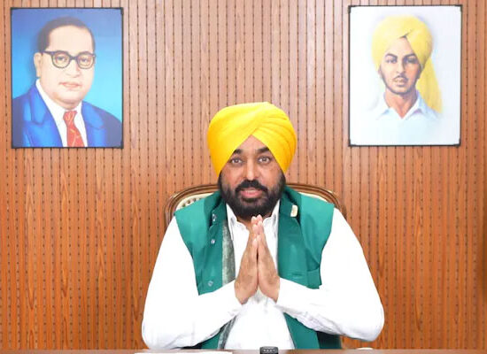 सीएम भगवंत मान और अरविंद केजरीवाल प्रेस कॉन्फ्रेंस के दौरान श्री अकाल तख्त साहिब में पेशी की जानकारी देते हुए