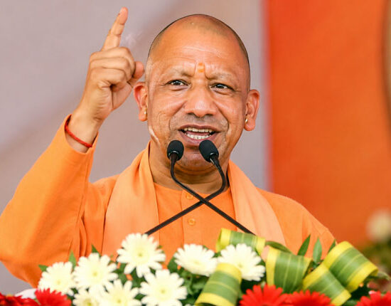 कुशीनगर में जनसभा को संबोधित करते उत्तर प्रदेश के मुख्यमंत्री योगी आदित्यनाथ