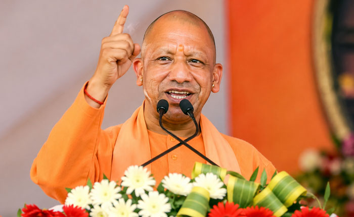 कुशीनगर में जनसभा को संबोधित करते उत्तर प्रदेश के मुख्यमंत्री योगी आदित्यनाथ