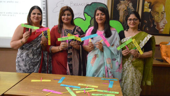डीएवी ज्ञान प्रकाश चोपड़ा पब्लिक स्कूल सेक्टर-49 फरीदाबाद में आयोजित हिंदी विषय की क्षमता संवर्धन कार्यशाला में उपस्थित शिक्षक।