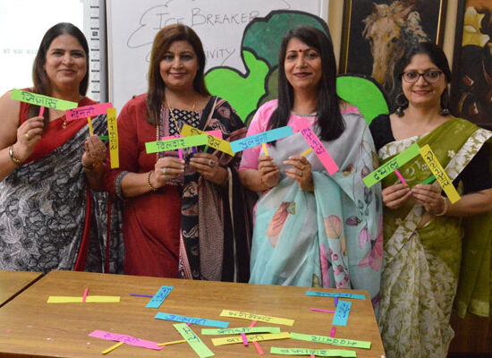 डीएवी ज्ञान प्रकाश चोपड़ा पब्लिक स्कूल सेक्टर-49 फरीदाबाद में आयोजित हिंदी विषय की क्षमता संवर्धन कार्यशाला में उपस्थित शिक्षक।