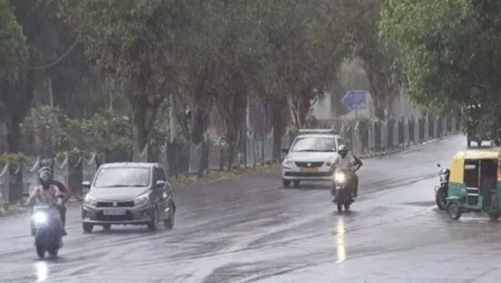 Delhi Weather Update: दिल्ली में बादलों के बीच तेज हवाएं और बारिश की संभावना