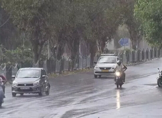 Delhi Weather Update: दिल्ली में बादलों के बीच तेज हवाएं और बारिश की संभावना