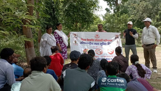 सेक्टर-14 पार्क में आयोजित नशा मुक्ति जागरूकता कार्यक्रम में लोगों को संबोधित करते विशेषज्ञ।