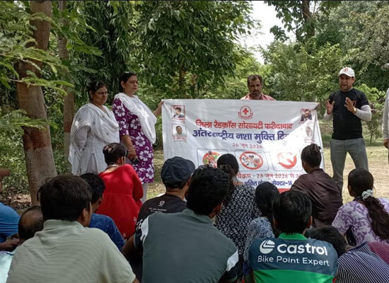 सेक्टर-14 पार्क में आयोजित नशा मुक्ति जागरूकता कार्यक्रम में लोगों को संबोधित करते विशेषज्ञ।