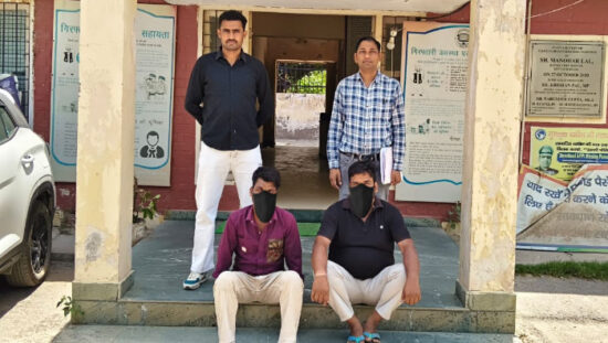 फरीदाबाद साइबर पुलिस ने फेसबुक पर फलों के व्यापार से जुड़े एक मामले में दो आरोपियों को गिरफ्तार किया है। इन आरोपियों ने डुबुआ मंडी के एक व्यापारी से 2.30 लाख रुपये की धोखाधड़ी की थी।
