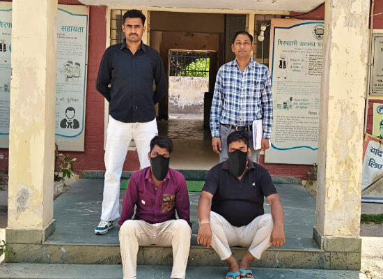 फरीदाबाद साइबर पुलिस ने फेसबुक पर फलों के व्यापार से जुड़े एक मामले में दो आरोपियों को गिरफ्तार किया है। इन आरोपियों ने डुबुआ मंडी के एक व्यापारी से 2.30 लाख रुपये की धोखाधड़ी की थी।