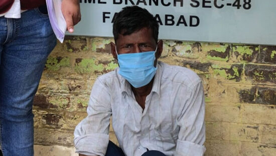 फरीदाबाद में 265 ग्राम गांजा बरामदगी मामले में गिरफ्तार आरोपी के साथ पुलिस टीम।