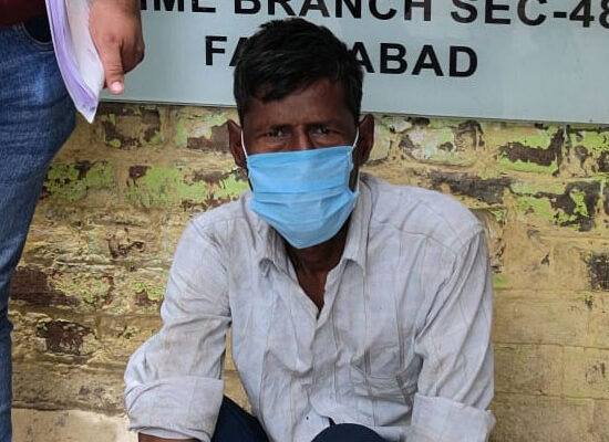 फरीदाबाद में 265 ग्राम गांजा बरामदगी मामले में गिरफ्तार आरोपी के साथ पुलिस टीम।
