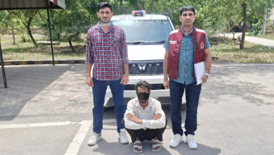 फरीदाबाद पुलिस की गिरफ्त में सरकारी कार्यालय से बैटरी चोरी करने वाला आरोपी।