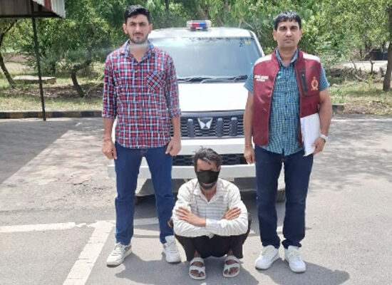 फरीदाबाद पुलिस की गिरफ्त में सरकारी कार्यालय से बैटरी चोरी करने वाला आरोपी।