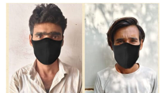 फरीदाबाद में चाकूबाजी के मामले में पुलिस की गिरफ्त में खड़े दो आरोपी।