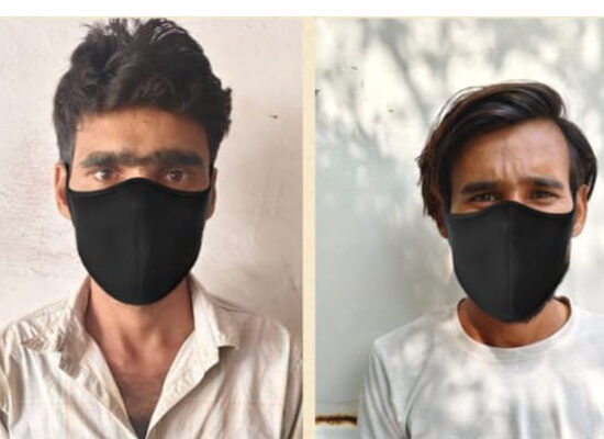 फरीदाबाद में चाकूबाजी के मामले में पुलिस की गिरफ्त में खड़े दो आरोपी।