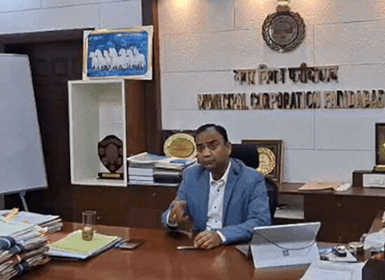 फरीदाबाद में स्वच्छता व्यवस्था की समीक्षा बैठक लेते निगम आयुक्त धीरेंद्र खड़गटा।