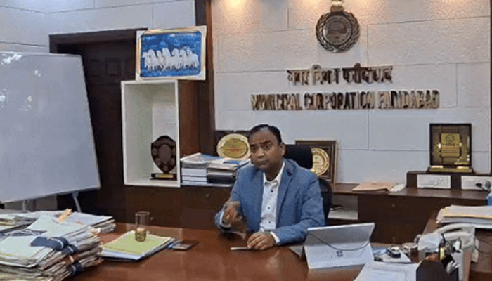 फरीदाबाद में स्वच्छता व्यवस्था की समीक्षा बैठक लेते निगम आयुक्त धीरेंद्र खड़गटा।