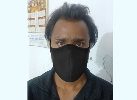 फरीदाबाद क्राइम ब्रांच सेंट्रल के अधिकारी, स्कूटी चोरी के मामले में गिरफ्तार आरोपी और बरामद चोरी की स्कूटी के साथ।