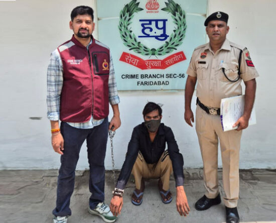मेट्रो फ्लैट सेक्टर-56 के पास चोरी की स्कूटी के साथ फरीदाबाद पुलिस की गिरफ्त में आरोपी अनिकेत।