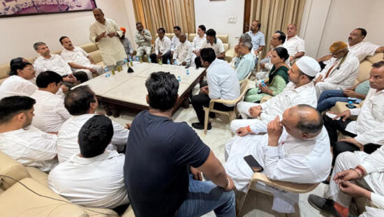 फरीदाबाद में जिला कांग्रेस की मासिक बैठक को संबोधित करते जिला अध्यक्ष बलजीत कौशिक
