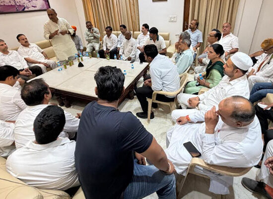 फरीदाबाद में जिला कांग्रेस की मासिक बैठक को संबोधित करते जिला अध्यक्ष बलजीत कौशिक